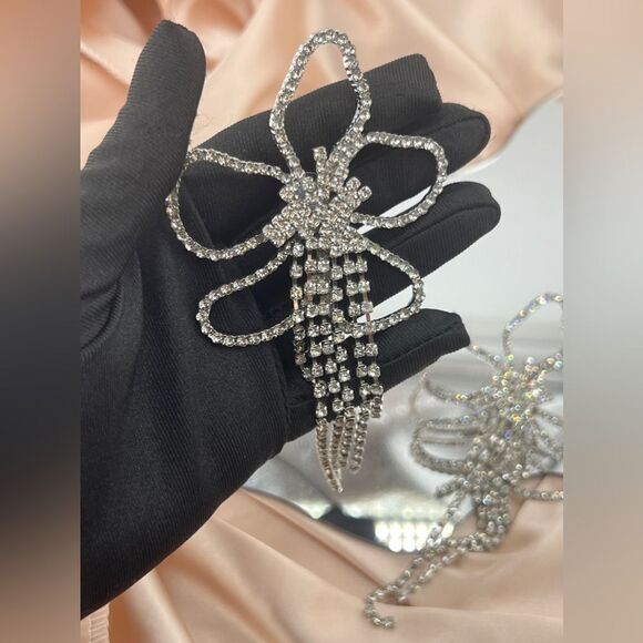 “Crystal Flower Tassel Earrings – Glamorous Statement Jewelry” - Picture 6 of 8